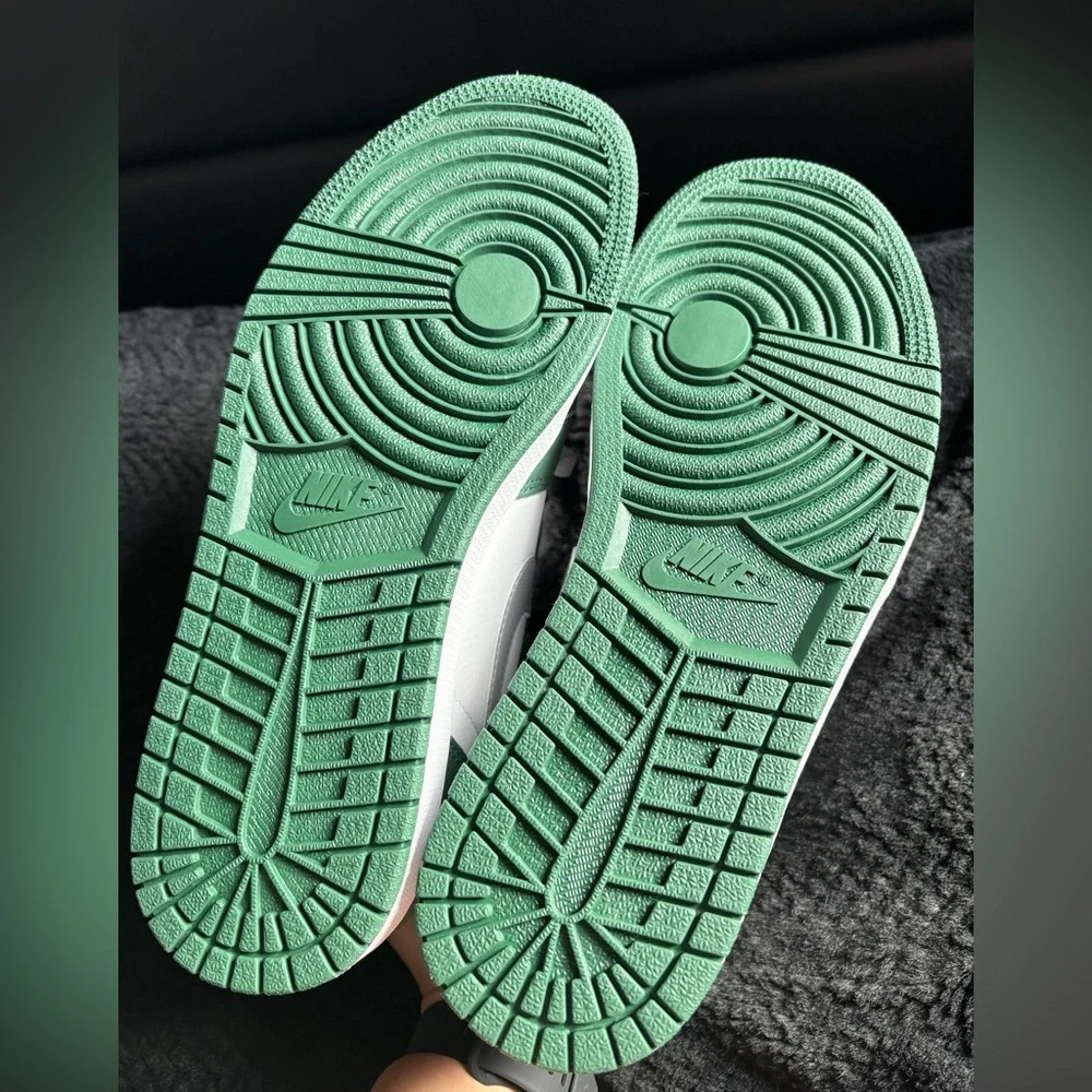 ***NEW*** Jordan 1 High Green and White Sneakers - Picture 5 of 6